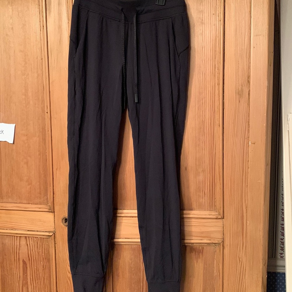 Lululemon scuba joggers in black